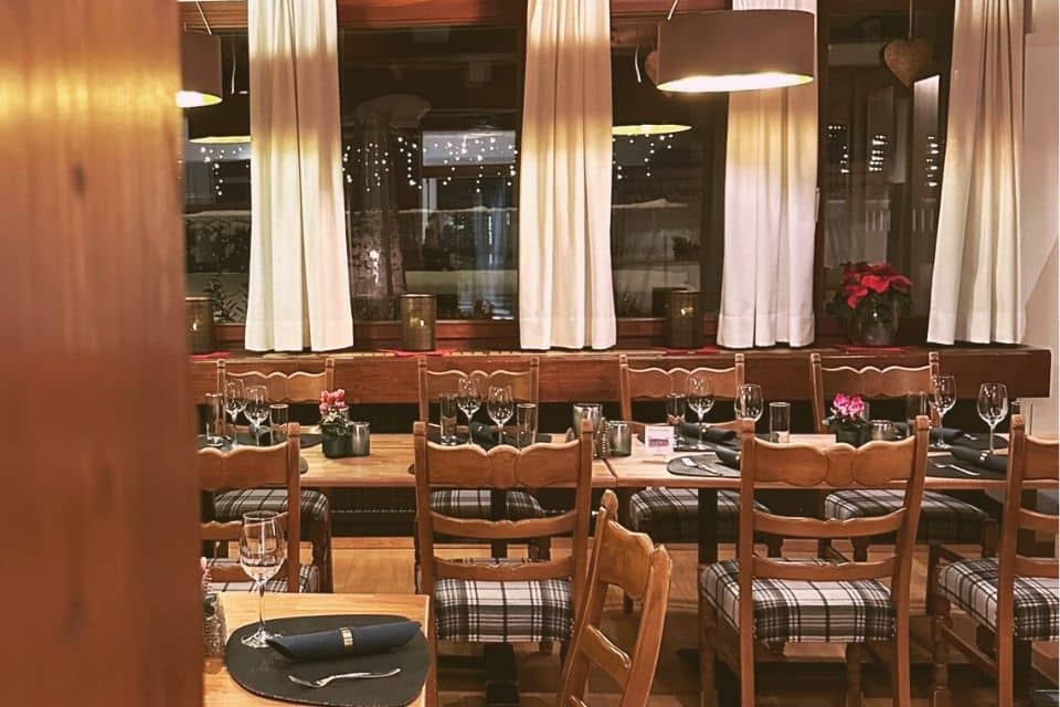 Traditionelle Gaststube im Hotel Daneu in Nüziders mit warmem Licht