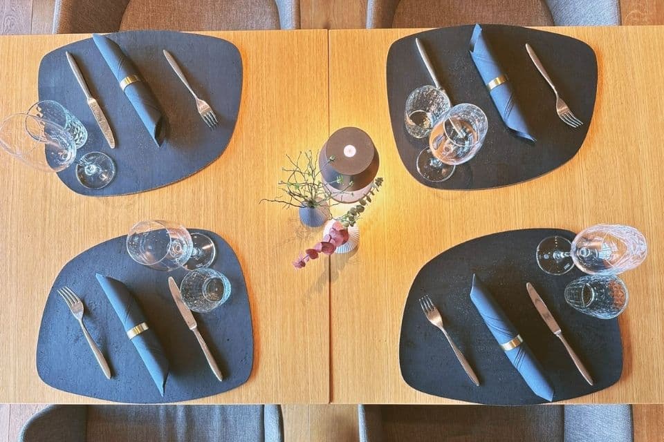 Einladend gedeckter Tisch mit liebevollen Details im Hotel Daneu